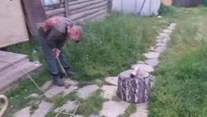 Перерубить монтажную пену топором