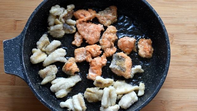 Рыба, запеченная в сметане с морковью