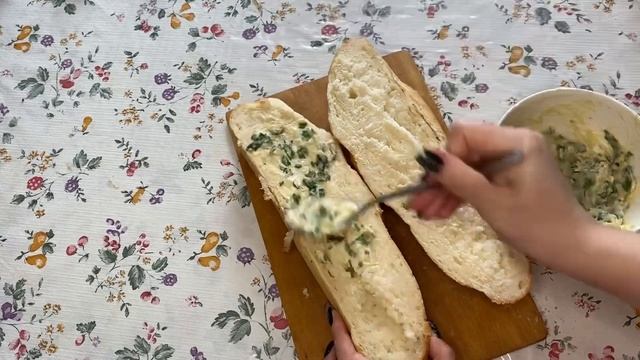Очень вкусная выпечка! Багеты с чесночным соусом. Готовится очень быстро. Аромат на весь дом!