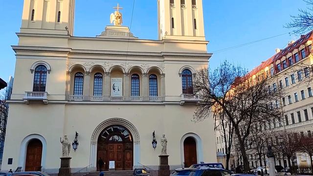 Вот такие ворота есть у Лютеранской церкви Святых Петра и Павла (Петрикирхе) на Невском проспекте..
