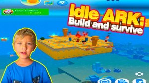 Степа играет в игру строительство Ковчега в Море… idle arks...