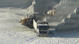 Самосвал Mercedes-Benz Actros 8х4 погрузка в карьере