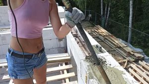 Заливаем перемычки и усаживаем бетон после заливки.