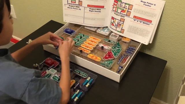 Snap Circuits SC-750 Extreme Project #604: Mega Pulser and Flasher смотреть онлайн