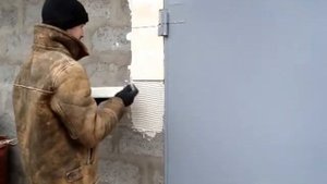 Как выложить плитку на стену сверху в низ.