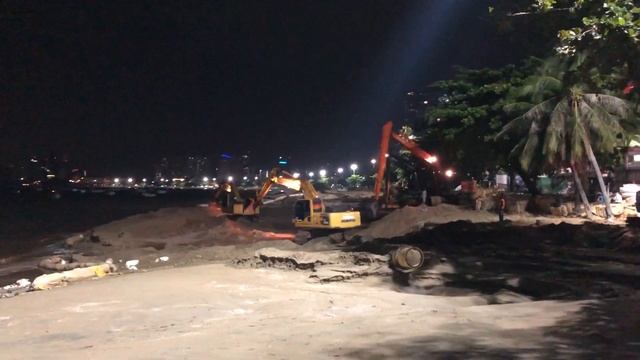Komatsu копает пляж Паттайи смотреть онлайн