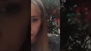 Валерия Соколова сидит одна и болтает по телефону