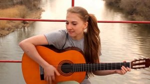 Девушка поёт под гитару  У ночного огня под огромной луной