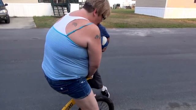 ЗЛОЙ ДЕД УПАЛ С ВЕЛИКА. ШОК. (РУССКАЯ ОЗВУЧКА) смотреть онлайн