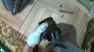 Разбираем воздушный фильтр и снимаем датчик