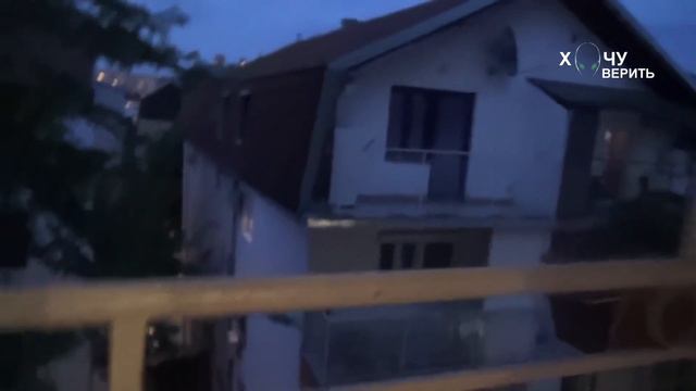 Странный ромбовидный объект в небе. Реакция ребенка бесценна смотреть онлайн