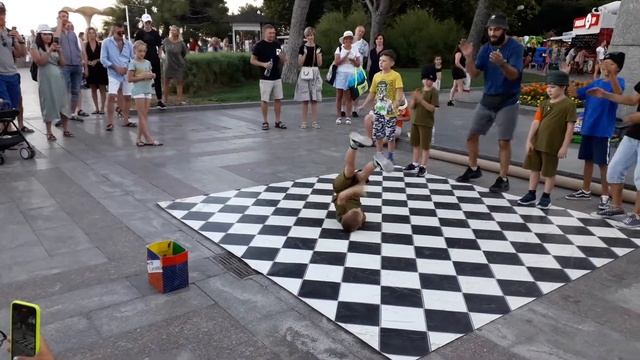 Брейк данс ?♂️ Для большого танцора маловат танцпол))) смотреть онлайн