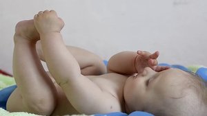 РЕБЕНОК СОСЕТ СВОИ НОГИ