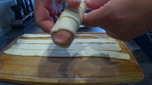 Сосиски в тесте даже школьник приготовит . Самый простой способ из магазинного теста смотреть онлайн