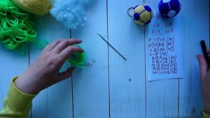 Подробный мастер класс для новичков .Брелок - футбольный мяч своими руками.Как связать идеальный ша