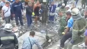 Спасение маленького ребенка из под завалов дома в Снежном