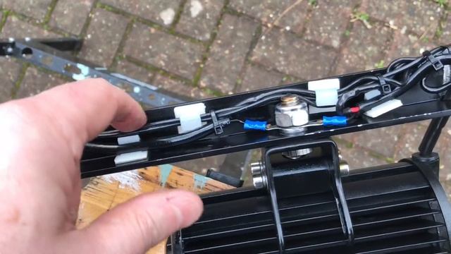 Fitting LED spotlights to the roof of a Freelander 2/LR2 смотреть онлайн