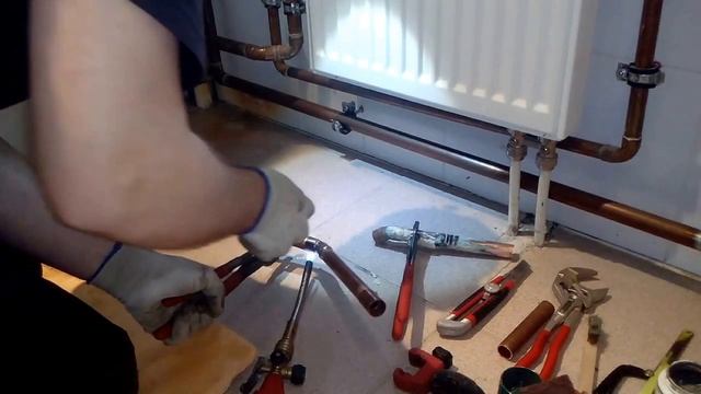 пайка-ремонт  медной трубы ф22мм ГВС в котельной на выходе из бойлера смотреть онлайн