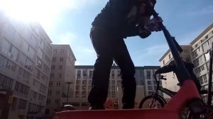 Как научиться делать трюк Бар спин bar spin на самокате.