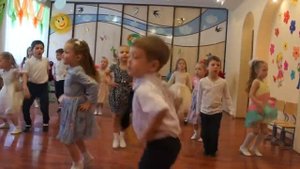 Средняя группа 2 танец Солнечные зайчики