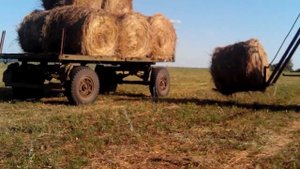 Крутой погрузчик сена и тюков своими руками| Погрузка тюков, 2-ой ряд