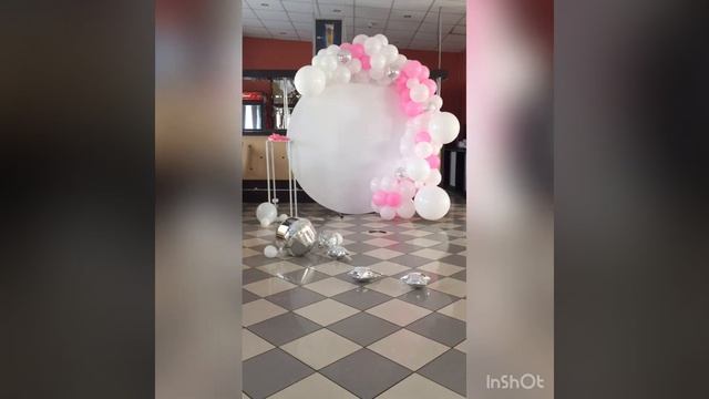 Круглая фотозона в розово-белом цвете с добавлением веток гинкго смотреть онлайн