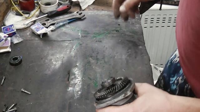Как поменять подшипники и щетки на одной из первых кировских болгарок / УШМ Кировская