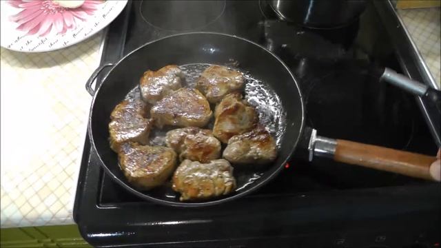Медальоны из свинины тушеные в сметане