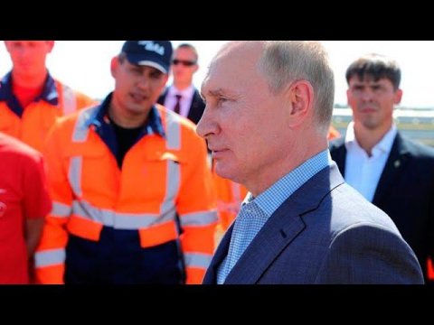 Путину в Крыму подарили килограмм асфальтобетонного покрытия с трассы «Таврида»