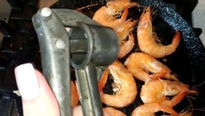 Как приготовить КРЕВЕТКИ. СУПЕР РЕЦЕПТ. Жареные креветки с лимонным соком и чесноком!