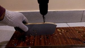 Просверливание отверстия под винт-конфирмат дрелью-шуруповертом BORT ВSМ-250