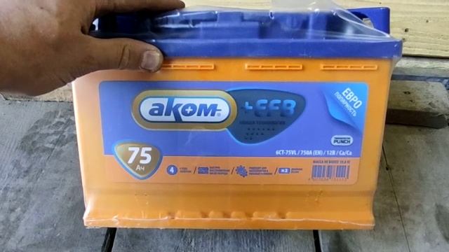 Распаковка — Автомобильный аккумулятор AKOM 6СТ-75 Евро+EFB смотреть онлайн
