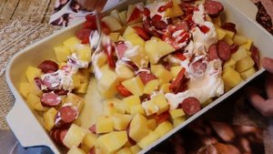 Картошка с колбасками чесноком и помидорами с луком  в духовке