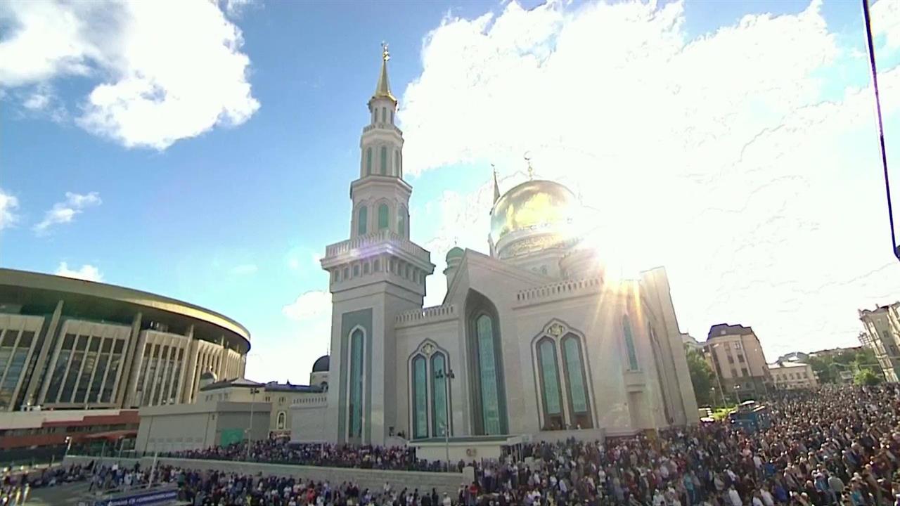 Мусульмане празднуют окончание священного месяца Рамадан