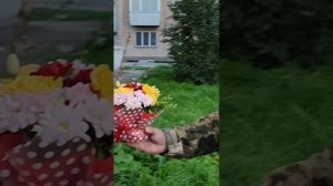 Трогательные моменты неожиданной встречи бойца с родными.