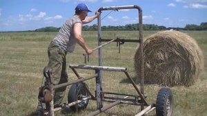 Самодельный прицеп для перевозки  сена в рулонах.