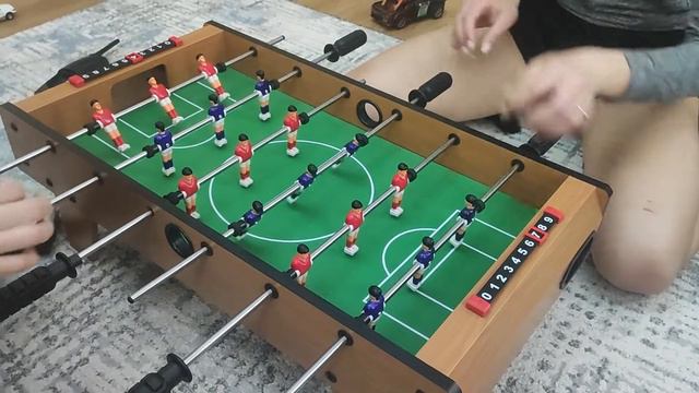 Матч по настольному футболу от домашних профессионалов. Плюс мини обзор на футбольный стол. смотреть онлайн
