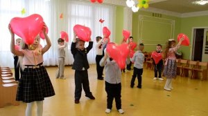 Красивый вход с сердцем на утреннике 8 Марта в детском саду Разновозрастная группа