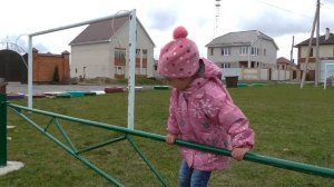 Идём на прогулку Очень много ЛУЖ и ГРЯЗИ Смотрим ИГРУШКИ в песочнице купили нового ЦЫПЛЁНКА #Алиса