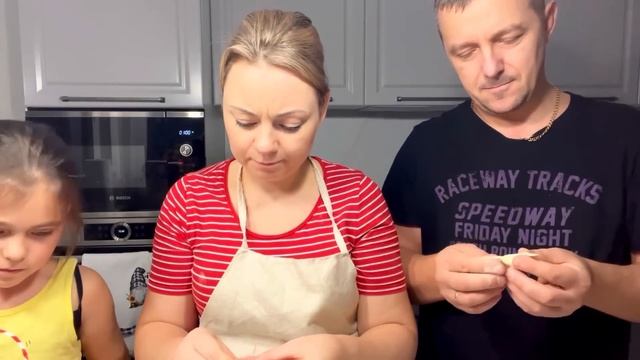 Лепим пельмени и общаемся/ Лайфхаки нашей семьи/ главный ингредиент-любовь смотреть онлайн