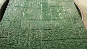 Резиновая дорожка пропускает воду.