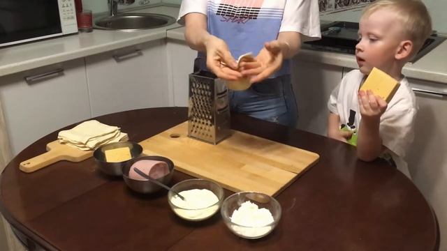 Конвертики из слоеного теста с ветчиной и сыром смотреть онлайн