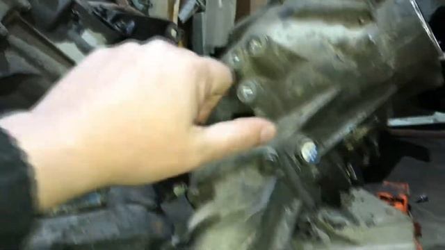 Toyota Probox NCP59 снятие МКПП с раздаткой для ремонта.