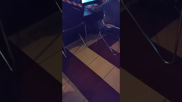 Разъяренный школьник в компьютерном клубе