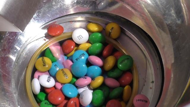 M&M's World Store Customize your M&M put your name and photo on M&Ms смотреть онлайн