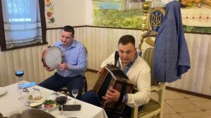 Гармонь зцілює душу та підіймає настрій!!! Я з кумом, граємо різні мелодії.