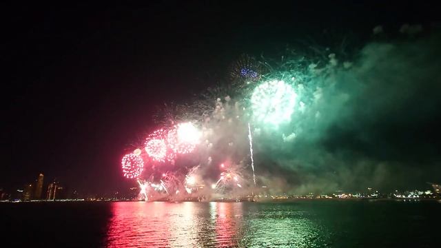 Фейерверк на набережной Corniche в Abu Dhabi 21.04.2023 смотреть онлайн