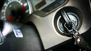 НИКОГДА НЕ ОСТАВЛЯЕТЕ КЛЮЧИ В ЗАМКЕ ЗАЖИГАНИЯ