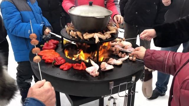 Готовим на очаге всей компанией смотреть онлайн