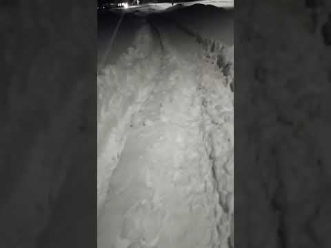 На улице Сеченова почистили тротуар